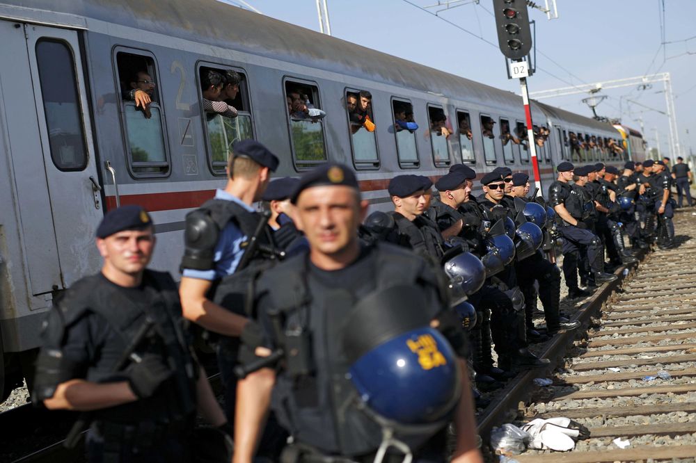 HRVATSKA DOBRODOŠLICA NA 30 DANA: Migranti potpisuju papire koje NE RAZUMEJU! (FOTO)