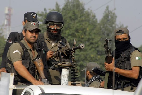 OSAM MRTVIH I 20 RANJENIH: Talibani napali bazu u Pakistanu! (FOTO)