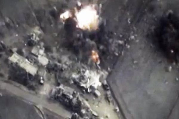 Rat uživo: Pogledajte kako su ruski avioni uništili štab terorista u Siriji! (VIDEO)
