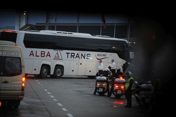Kamenovan autobus sa srpskim fudbalerima u Tirani! (FOTO) (VIDEO)