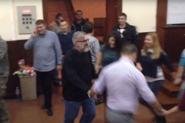 Profesor Pravnog fakulteta u Beogradu igra kolo sa studentima dok blokada traje! (VIDEO)