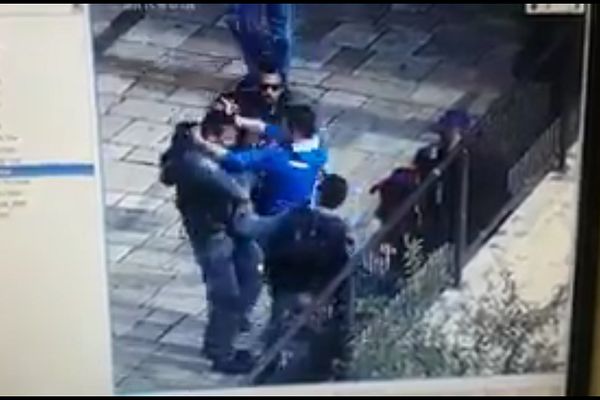 Palestinac ubada nožem izraelskog policajca! (FOTO) (VIDEO)