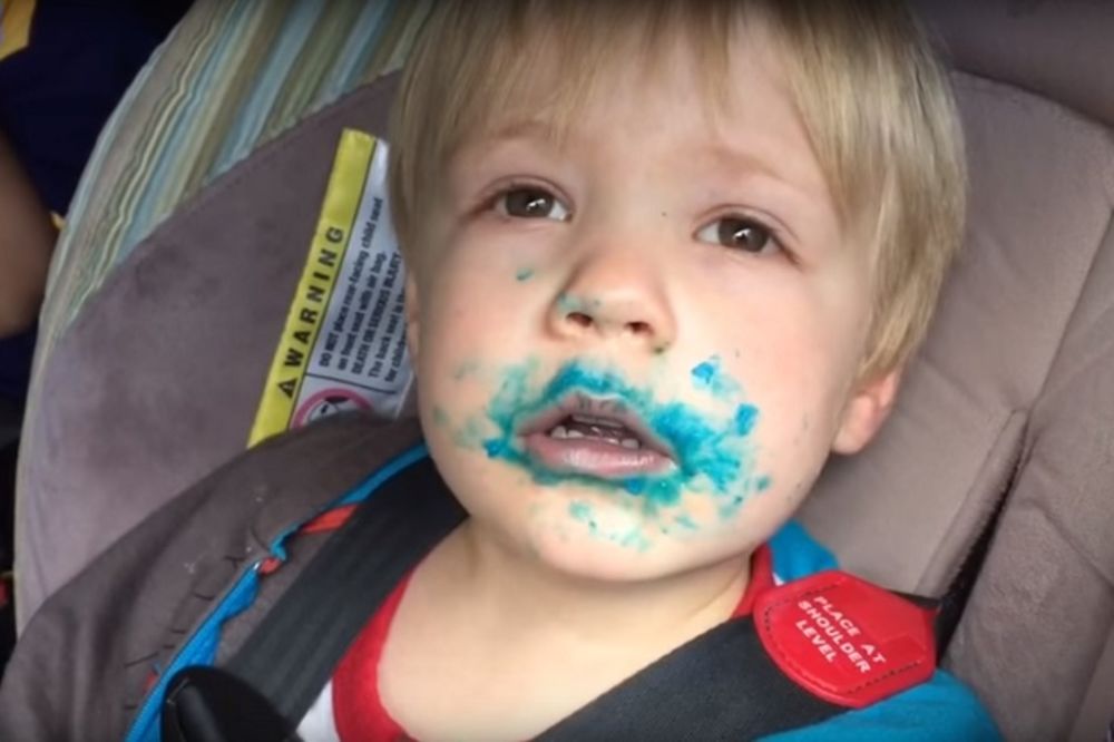 Nisam ja, tata! Pogledajte kako ovaj dečak objašnjava misteriozni nestanak kolača (VIDEO)