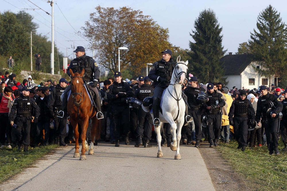 Slovenija angažuje penzionisane policajce zbog izbeglica!
