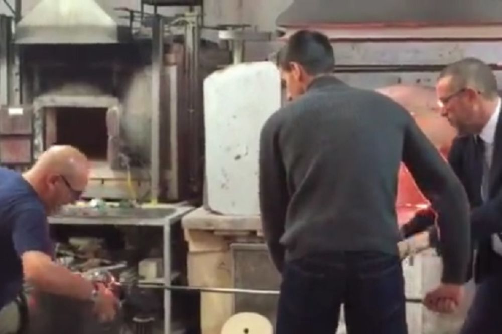 Kad je neko majstor: Pogledajte kako Nole pravi staklo u Italiji! (VIDEO)