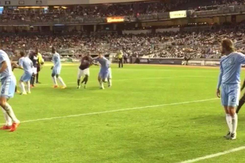 Njujork primio gol, a Pirla baš i nije zanimalo da ga spreči (VIDEO)