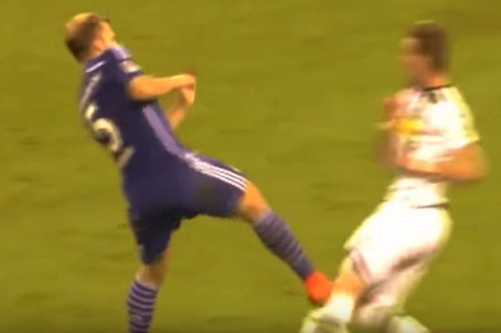 Fudbaler Šalkea na brutalan način slomio nogu protivničkom igraču! (VIDEO)