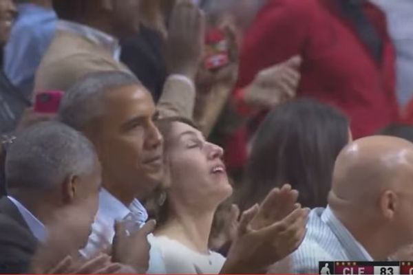 Mirotićev ludi koš uz faul naterao je i predsednika SAD da mu aplaudira! (GIF)