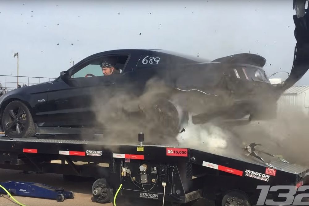 Ono kada guma eksplodira pri brzini od 240 km/h (VIDEO)