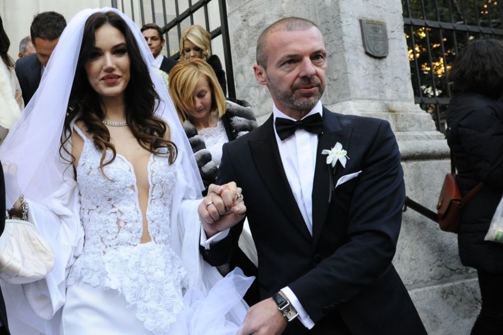 Mlada s najvećim dekolteom na svetu! Ovako je bilo na venčanju Simona de Karića! (FOTO)