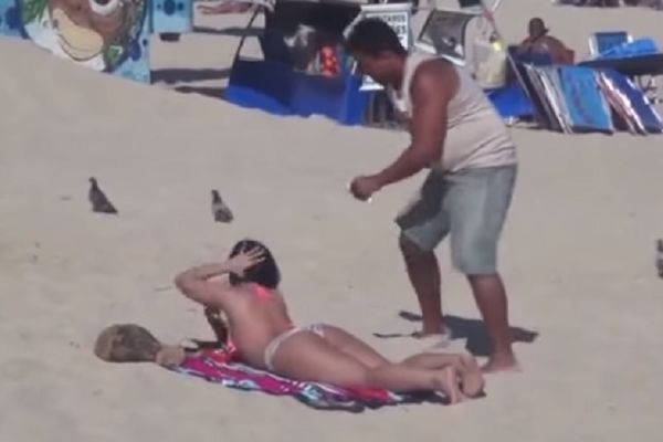 Mazali su seksi cici leđa kremom - a kada se okrenula pobegli su glavom bez obzira! (VIDEO)