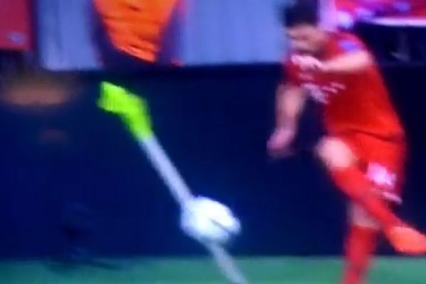 Ni Ćabi Alonso nije ono što je bio: Umesto lopte šutnuo korner zastavicu! (VIDEO)