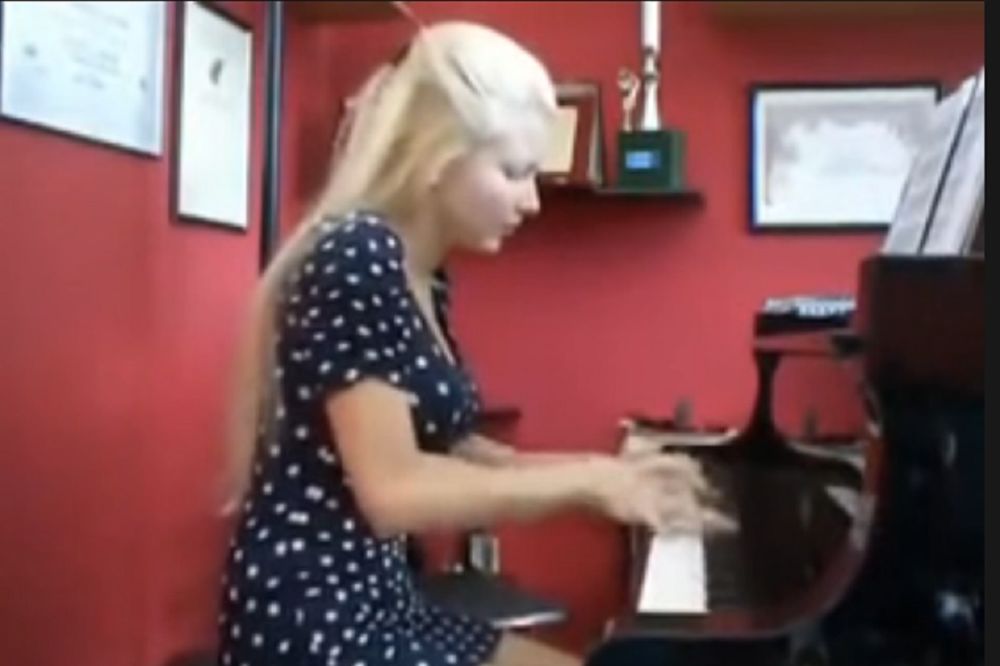 Ona jeste seksi plavuša, ali kida kako svira klavir! (VIDEO)
