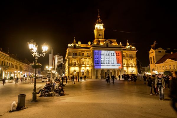 Nije samo Beograd: I Novi Sad je sijao bojama francuske zastave! (FOTO)