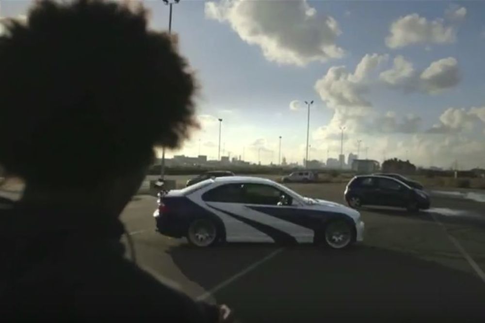 Da li je moguće da fudbaler Čelsija džojstikom upravlja svojim automobilom? (VIDEO)