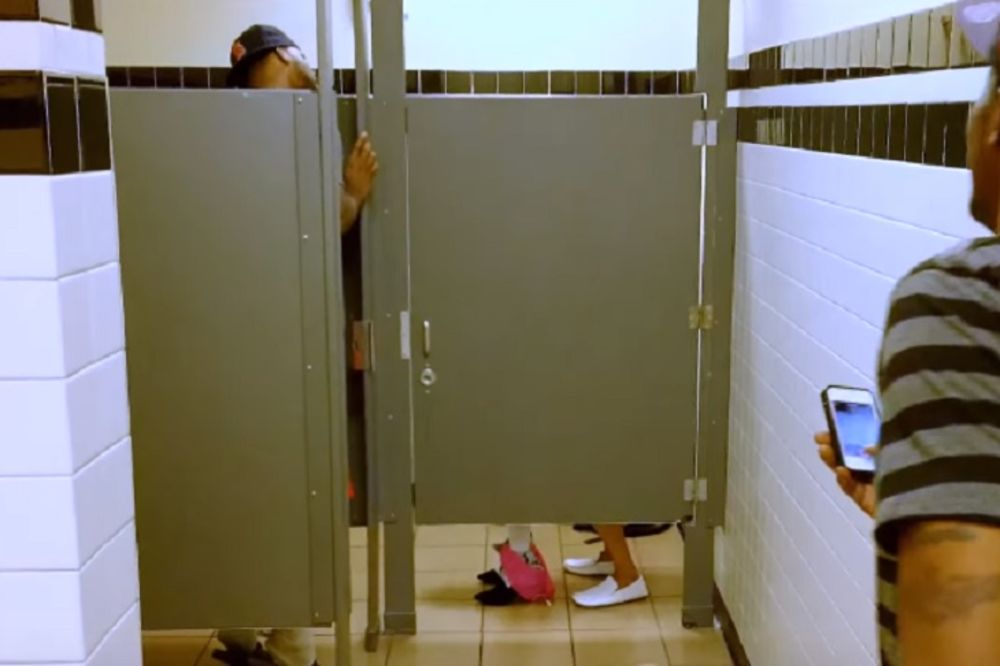 Brzi seks u toaletu privukao veliku pažnju prolaznika! I vas bi prevario 100% (VIDEO)