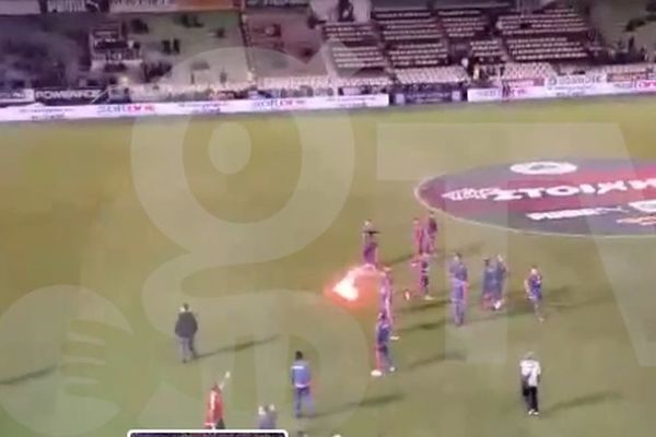 Haos pre početka atinskog derbija: Luka Milivojević pogođen bakljom na terenu! (VIDEO)
