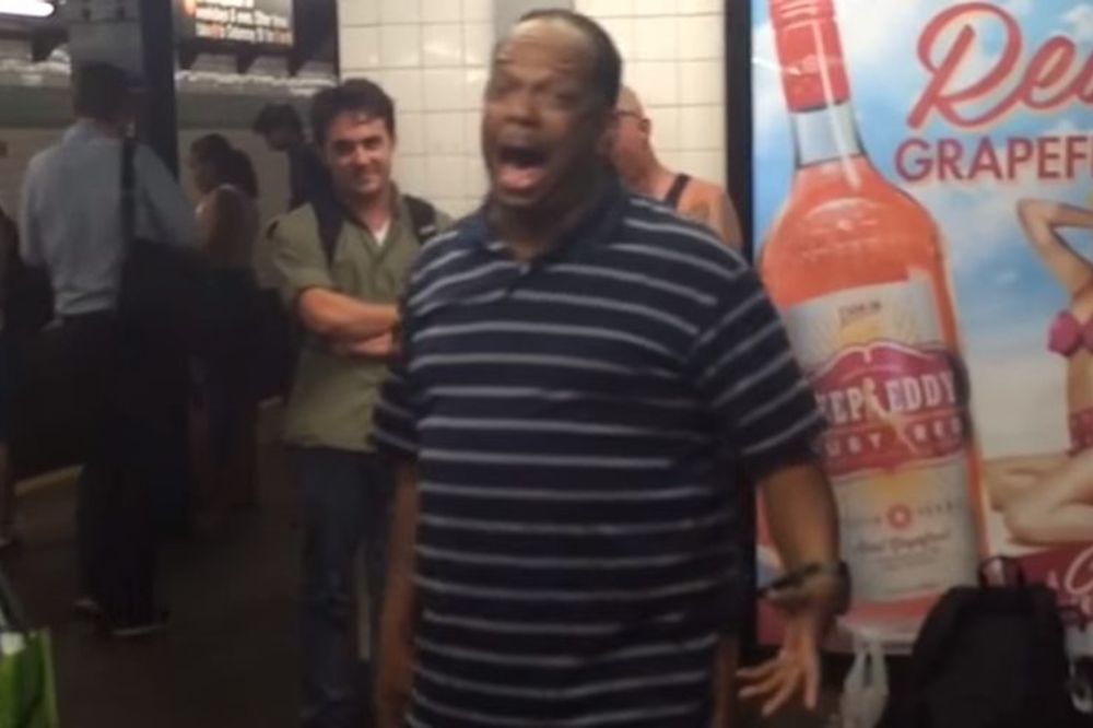 Prolaznici se naježili: Njujorčanin otkida kako peva! (VIDEO)