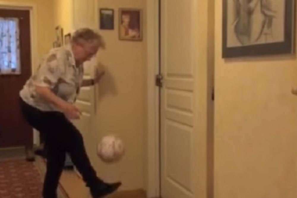 Kad vide šta ova baka zna s loptom, postideće se i mnogi fudbaleri! (VIDEO)