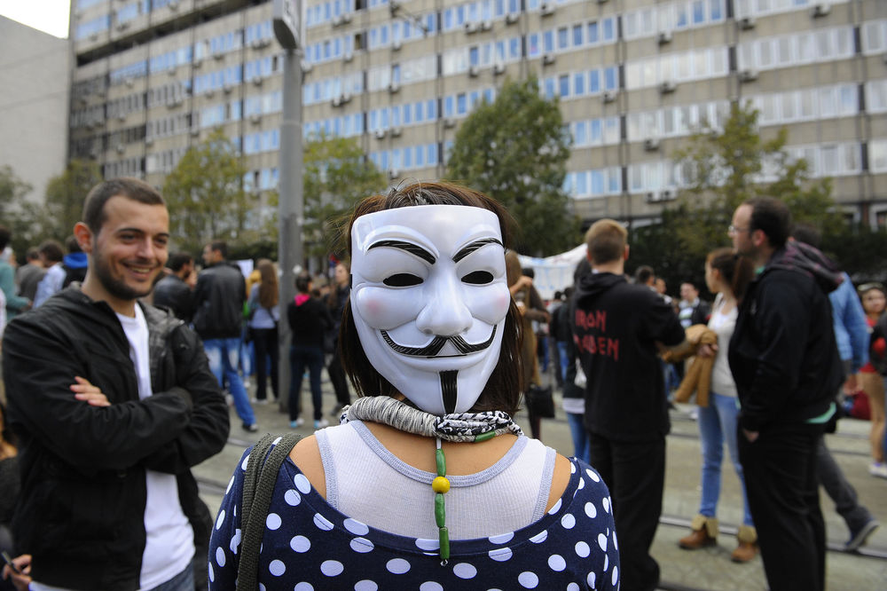 Anonimusi: Amerikanci štite sajtove islamske države!