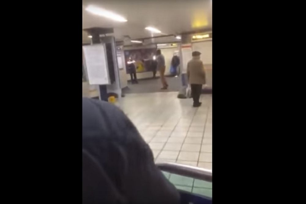 Ovo vam je za Siriju: Mačetom sekao ljude na stanici metroa u Londonu! (VIDEO)