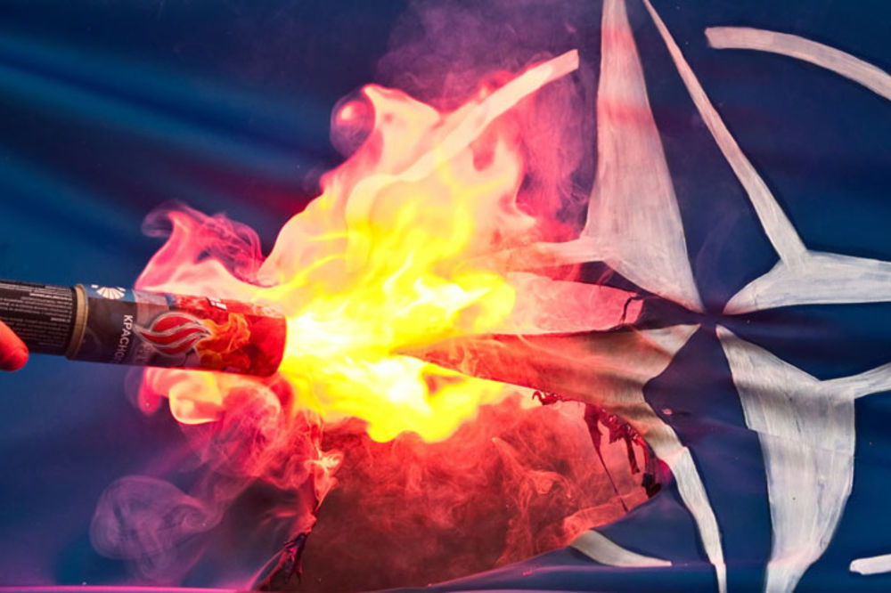 Progutao je plamen: Na Cetinju zapaljena zastava NATO pakta (FOTO) (VIDEO)