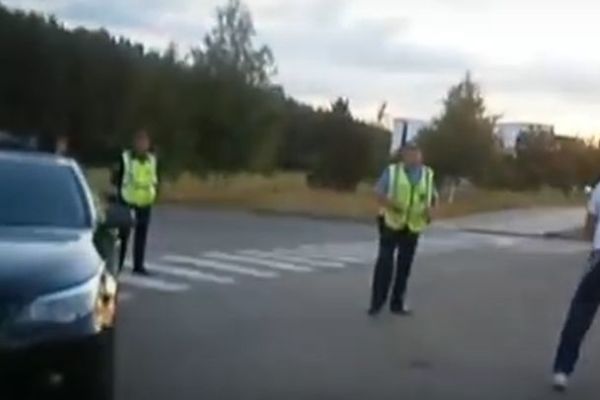 Pijani vozač umislio da je Brus Li, pa popio batine od policije! (VIDEO)