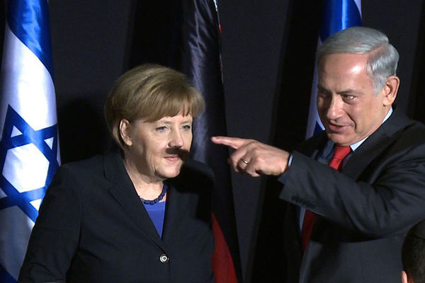 Da li je ovo fotka decenije? Merkelova kao Hitler ispred jevrejske zastave! (FOTO)