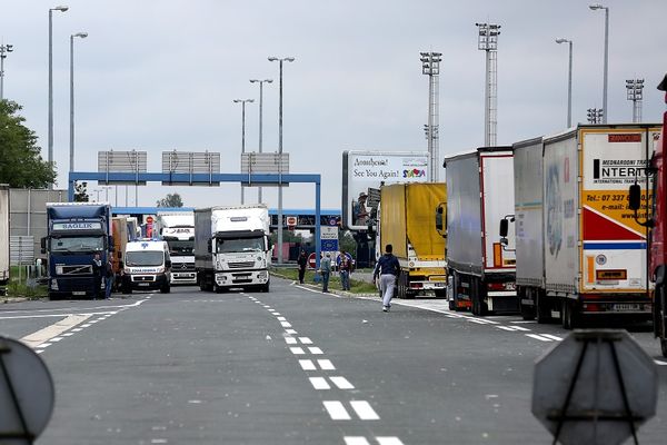 Pakao na granicama: Kilometarske kolone na ulazima iz Mađarske i Hrvatske, čeka se satima! (FOTO)