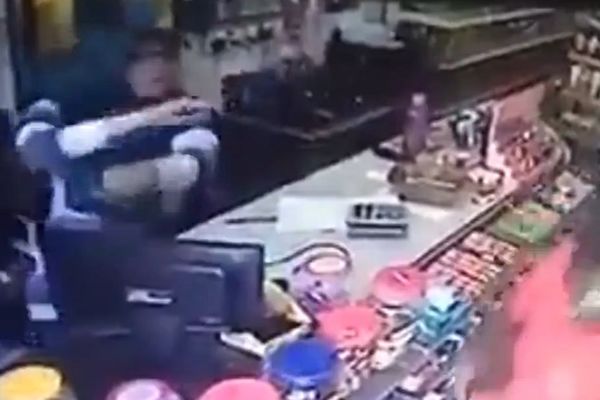 Lopov upao sa mačetom u prodavnicu, ali nije znao da je prodavačica samuraj! (VIDEO)