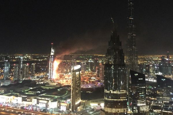 Divlja vatra progutala hotel u Dubaiju tokom proslave Nove godine! (FOTO) (VIDEO)