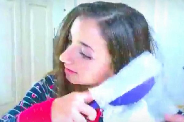 Svakog jutra stavlja maramicu na četku: Kada joj vidite kosu sve će vam biti jasno! (VIDEO)
