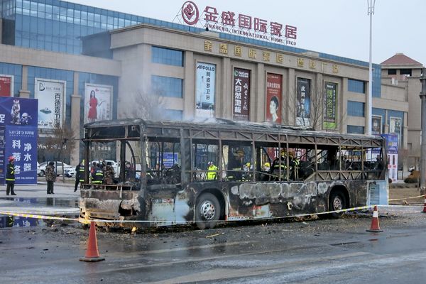 U zapaljenom autobusu u Kini poginulo 14, a povređeno 32 osobe! (FOTO)