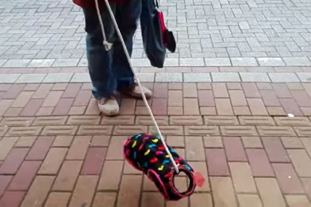 Gledajte i ne verujte: Gradom šeta nevidljivog psa, svi se pitaju kako je to moguće (VIDEO)