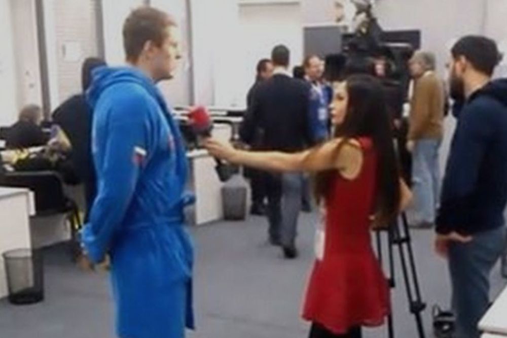 Ruskinja u crvenoj haljini izazvala pometnju u Areni na vaterpolu! (VIDEO)