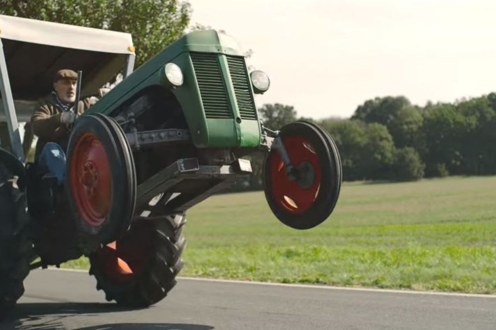Nikad brža isporuka: Traktor iz pakla što kilometre gura (FOTO) (VIDEO)