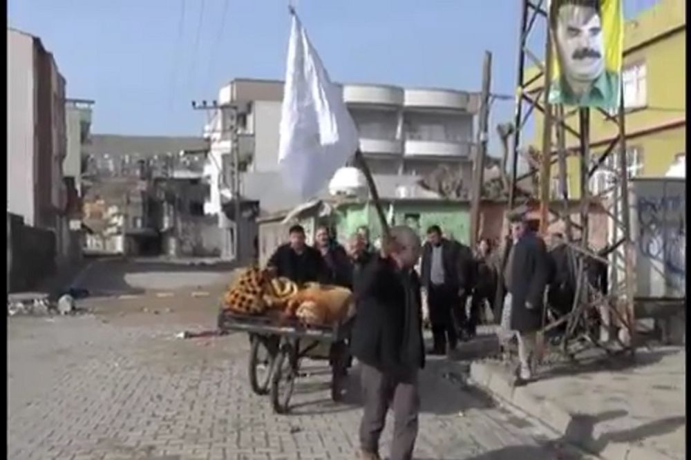 Jezivi snimci: Turska vojska osula paljbu na Kurde sa belim zastavicama (VEOMA UZNEMIRUJUĆI VIDEO)