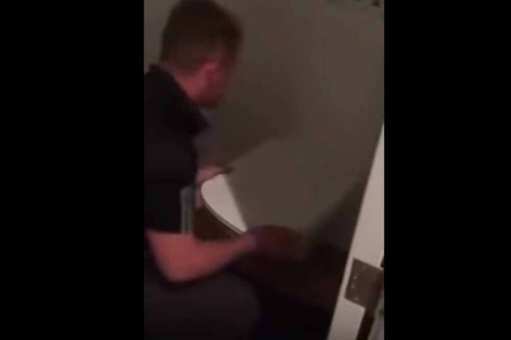 Montirao je WC šolju i napravio najgluplju moguću grešku! (VIDEO)