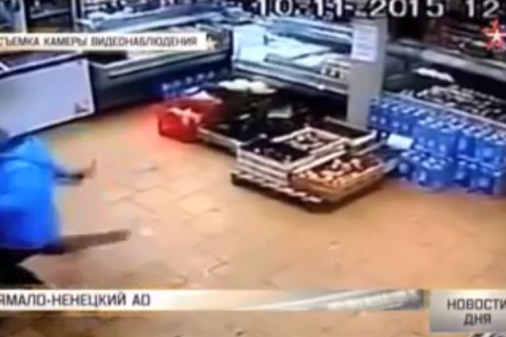 Majka nije uspela da podigne keš na bankomatu, pa krvnički istukla sina! (UZNEMIRUJUĆI VIDEO)