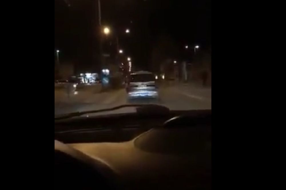 Stefanoviću, kazni ih: Bahata srpska policija patrolira u pola noći - bez svetla! (VIDEO)