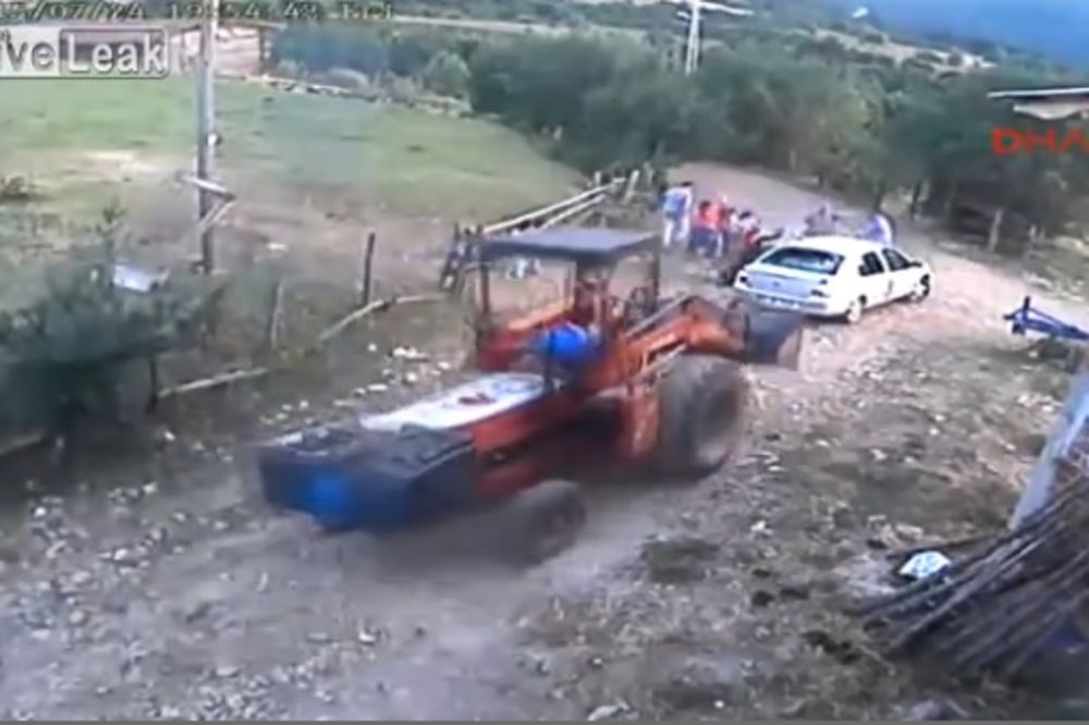 Podivljali Turčin je svađu sa komšijama završio traktorom?! (VIDEO)