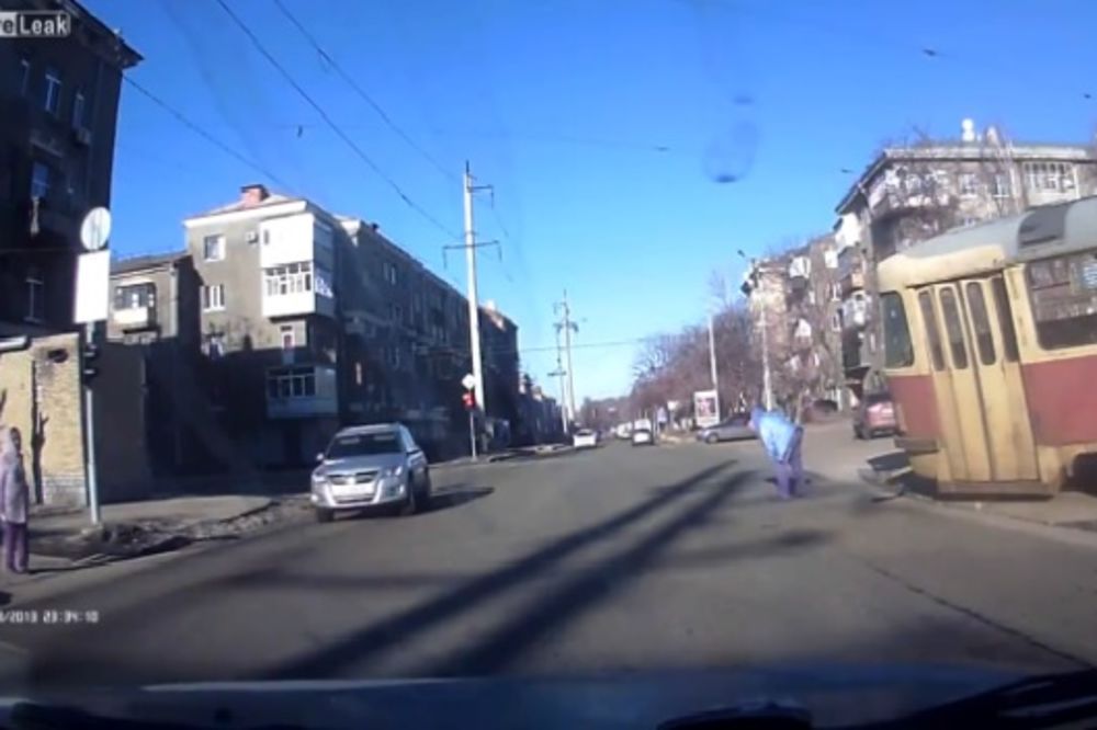 Leteo je nekoliko metara od udarca tramvaja, a onda je ustao i nastavio svojim putem?!  (VIDEO)