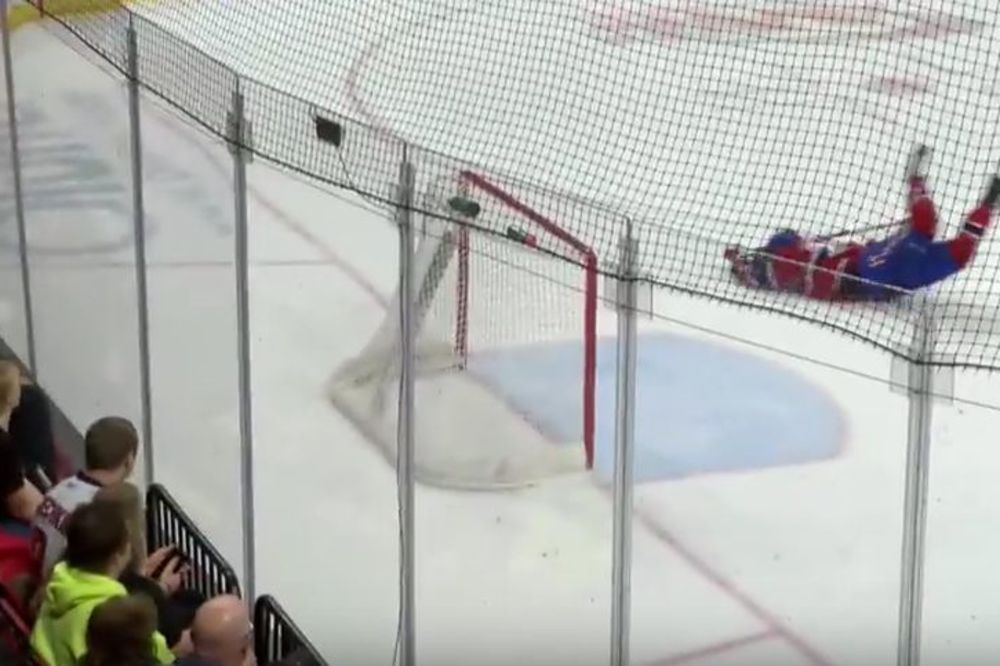 Najluđa odbrana na hokeju koju smo videli: Hokejaš se bacio na led i odbranio štapom prazan gol! (VIDEO)
