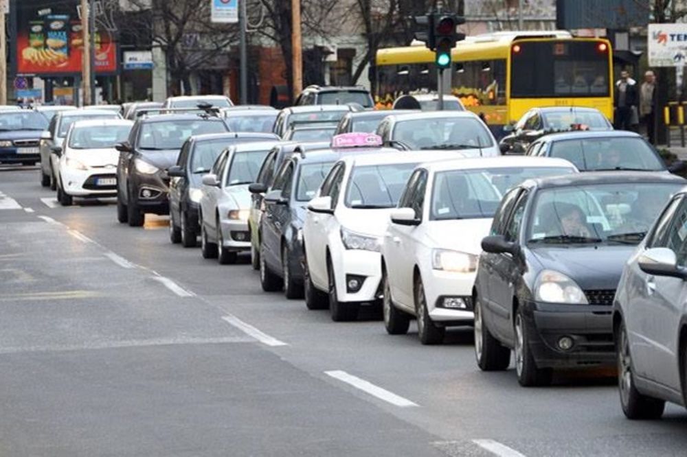 Pola Beograda paralisano! Taksisti blokirali grad, traže dozvole za rad! (FOTO)