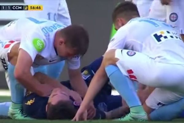 Fudbaler slomio nogu, iščašio rame i povredio ligamente u istom trenutku! (VIDEO)