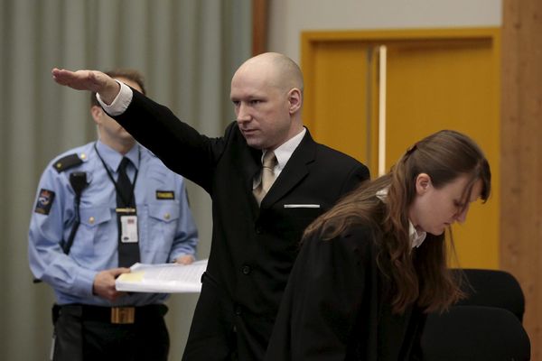 Brejvik ušetao u sudnicu s naci pozdravom: Ubica 77 osoba tuži Norvešku zbog kršenja ljudskih prava?!