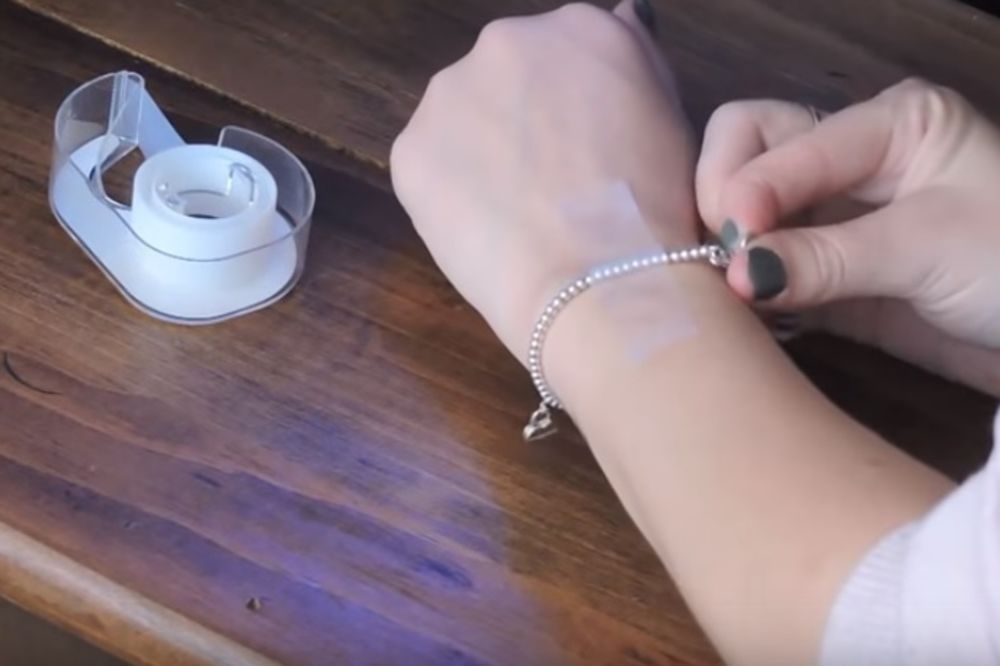 Možeš ti to sama: Najlakši način da zakopčaš narukvicu bez ičije pomoći (VIDEO)