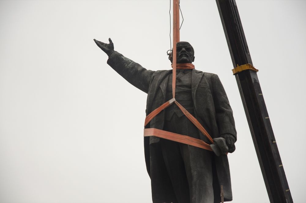 20 metara visok, 40 tona težak: Srušen najveći Lenjinov kip u Ukrajini! (FOTO)