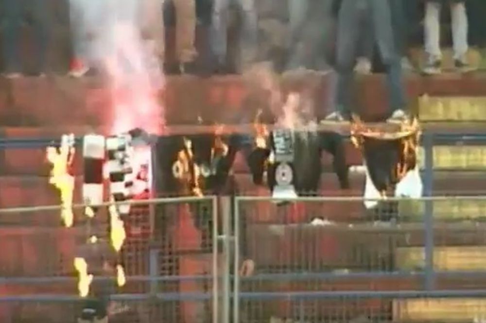 Skandal u Banjaluci: Igrač Partizana pogođen bakljom, zapaljeni šalovi i zastave crno-belih! (VIDEO)