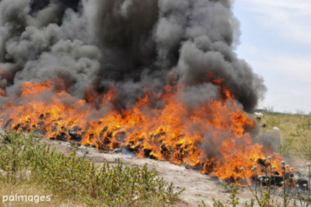 Indonežanska policija naduvala celo selo: Spalili 3 tone trave! (FOTO)